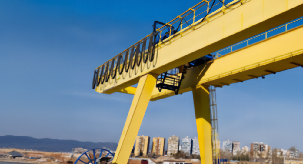 Portal vinç – açık saha operasyonlarında dayanıklı yapı ve yüksek taşıma kapasitesi